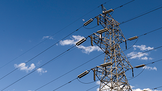 消防应急照明里采用集中供电点式监控智能应急疏散照明系统中，灯具的主供电源是从控制器分机接还是直接市