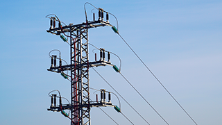 什么建筑必须采用智能疏散指示系统，出自那个规范？